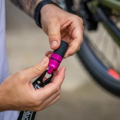 Muc Off Muc-Off E-bike Drivetrain Lubing Tool - Pink